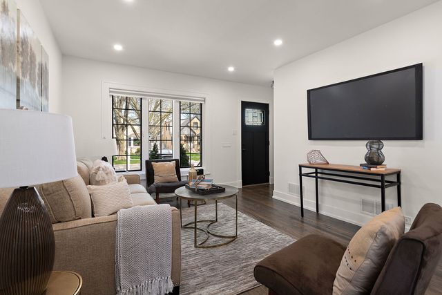 7179 N Mankato Avenue, Chicago, IL 60646