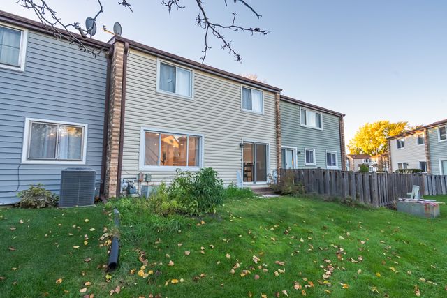 671 Cedarwood Court, Wheeling, IL 60090