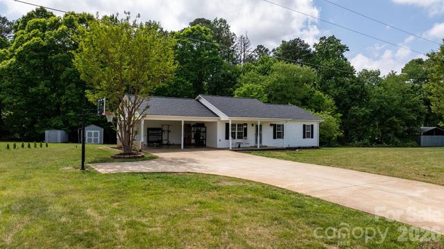 900 Pine Mountain Road, Hudson, NC 28638