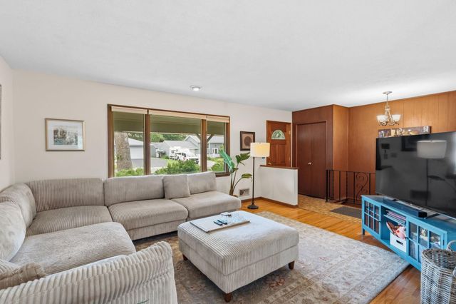 2245 Beam Avenue, Maplewood, MN 55109