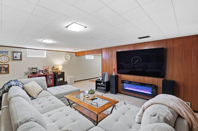 2245 Beam Avenue, Maplewood, MN 55109
