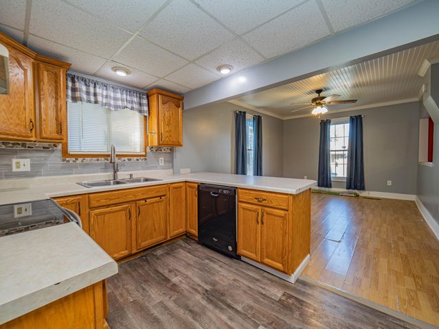 310 E CARPENTER ST, Moberly, MO 65270