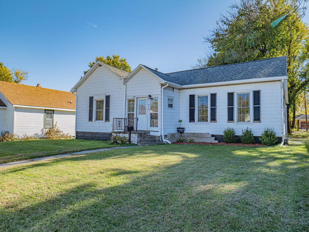 310 E CARPENTER ST, Moberly, MO 65270