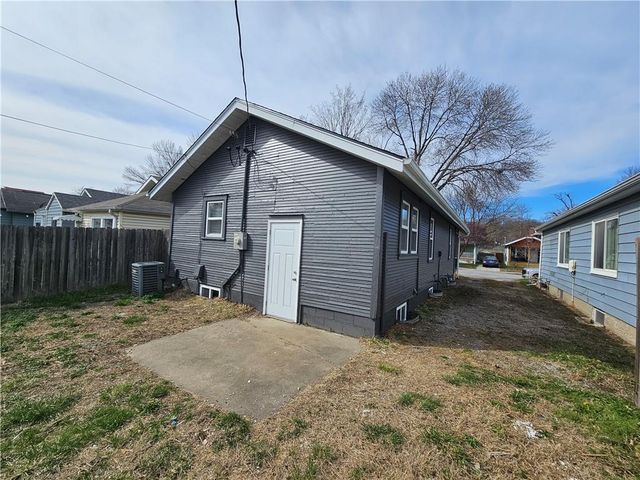 1229 E 24th Avenue, North Kansas City, MO 64116