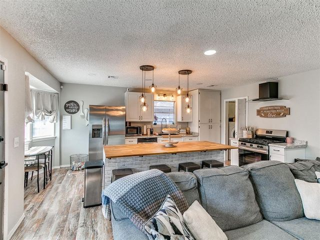 9209 S Hillcrest Drive, Oklahoma City, OK 73159