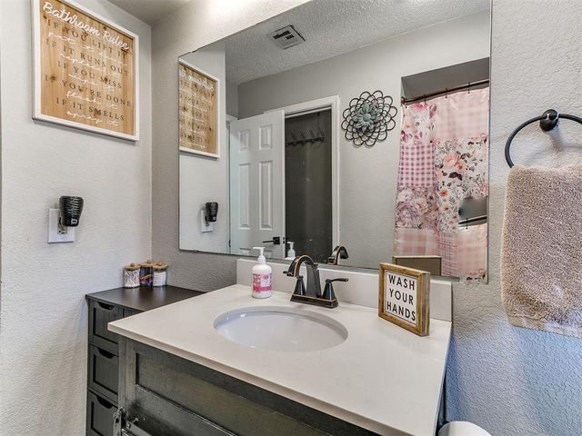 9209 S Hillcrest Drive, Oklahoma City, OK 73159