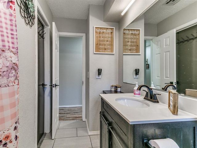 9209 S Hillcrest Drive, Oklahoma City, OK 73159