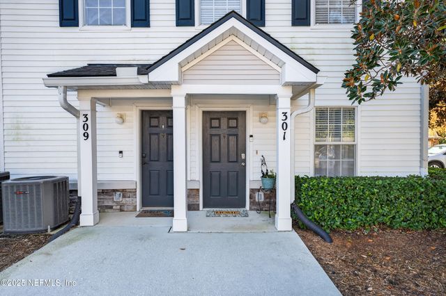 2200 MARSH HAWK Lane 301, Fleming Island, FL 32003