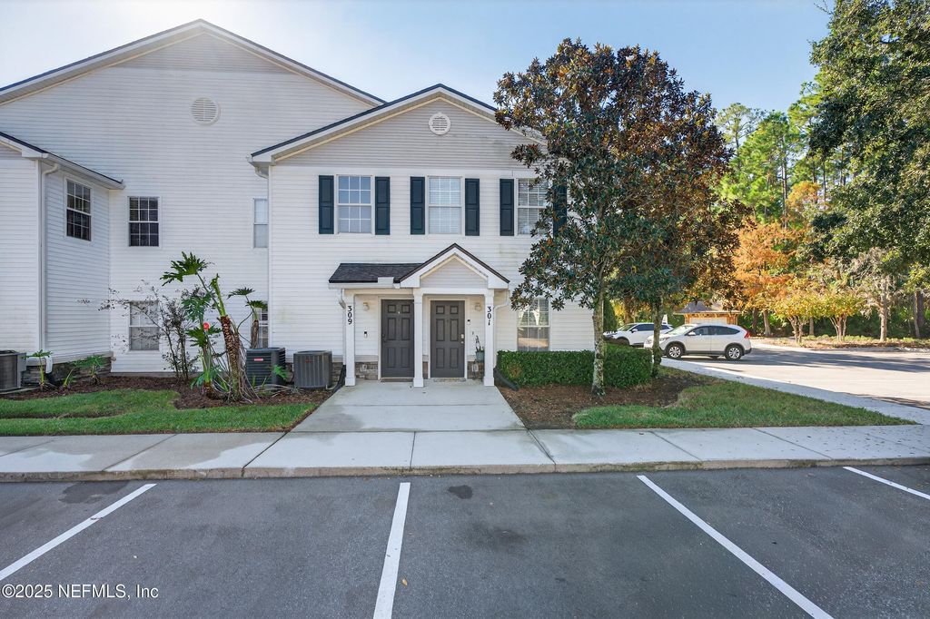 2200 MARSH HAWK Lane 301, Fleming Island, FL 32003
