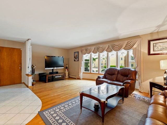 8729 W SUMMERDALE Avenue 1, Chicago, IL 60656