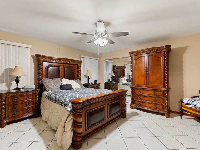 8729 W SUMMERDALE Avenue 1, Chicago, IL 60656