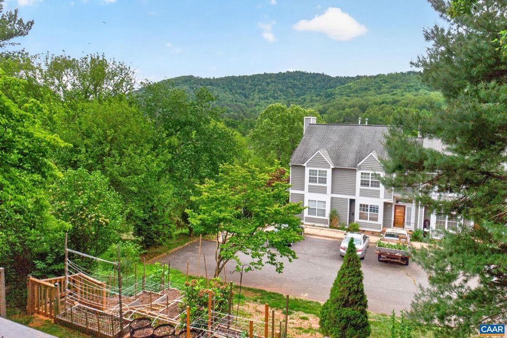 Image 3 of property listing at 1247 MAPLE VIEW DR, Charlottesville, VA 22902