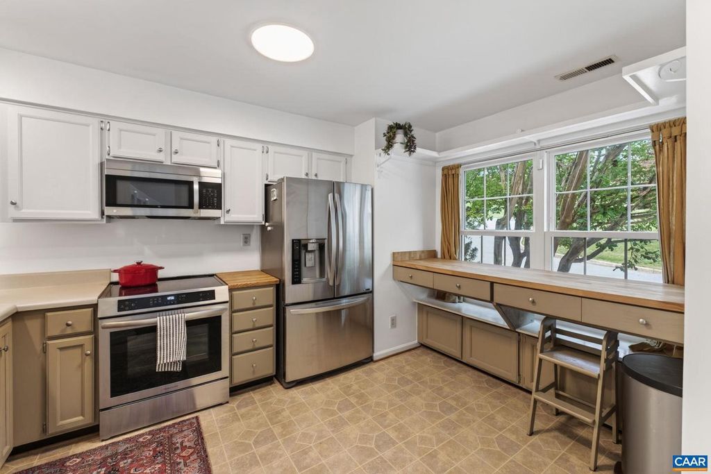 Image 6 of property listing at 1247 MAPLE VIEW DR, Charlottesville, VA 22902