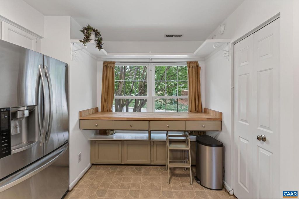 Image 7 of property listing at 1247 MAPLE VIEW DR, Charlottesville, VA 22902