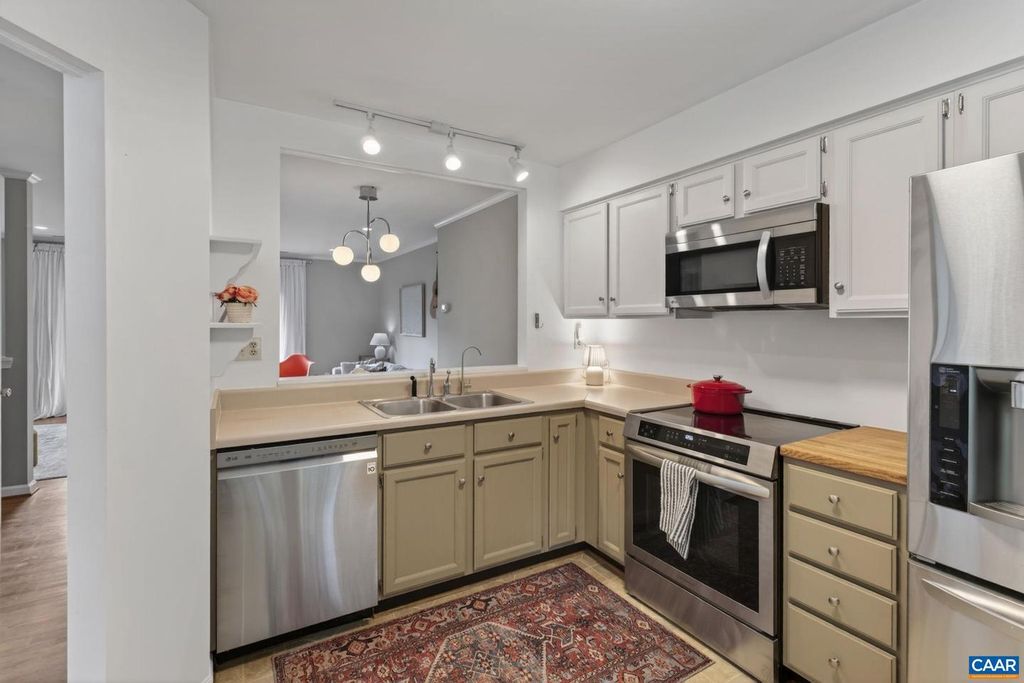 Image 8 of property listing at 1247 MAPLE VIEW DR, Charlottesville, VA 22902
