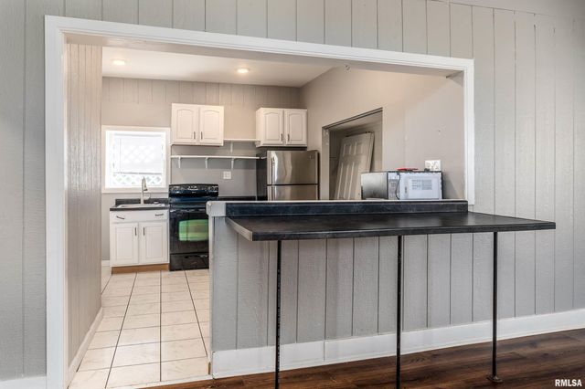 609 S POPLAR Street, Carbondale, IL 62901