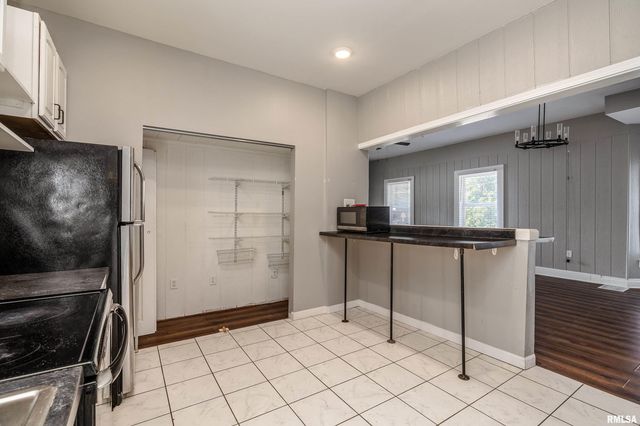 609 S POPLAR Street, Carbondale, IL 62901