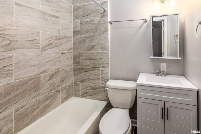 609 S POPLAR Street, Carbondale, IL 62901