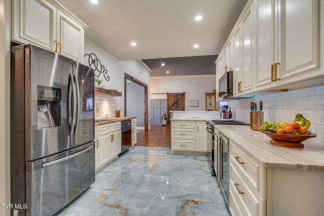 477 Sand Ridge Circle, Jonesborough, TN 37659