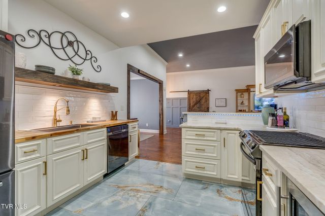 477 Sand Ridge Circle, Jonesborough, TN 37659