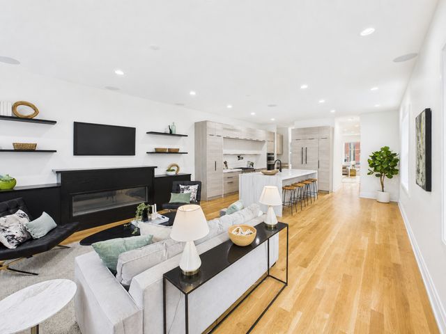 2638 W Superior Street, Chicago, IL 60612