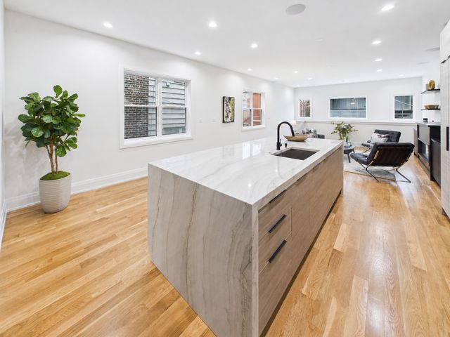 2638 W Superior Street, Chicago, IL 60612