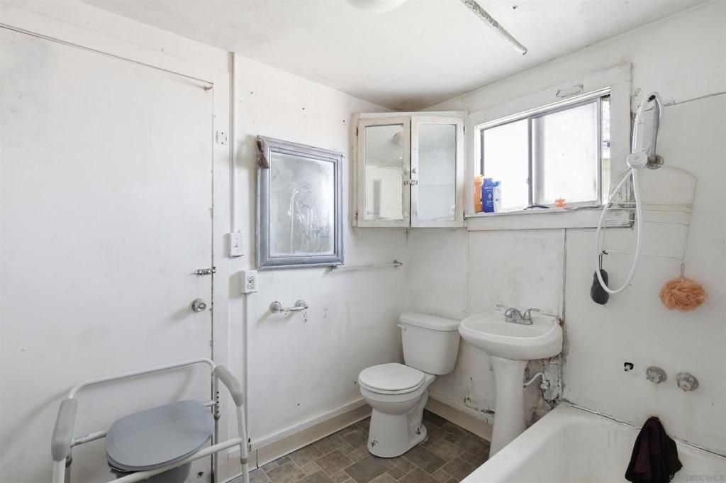 Image 4 of property listing at 2840 E 8th Street, National City, CA 91950