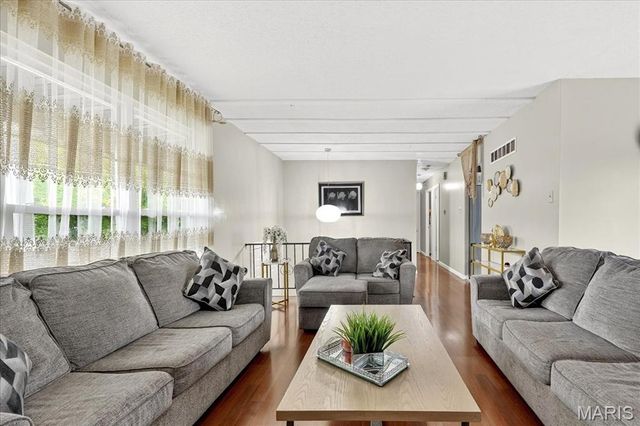 6018 Gatling Drive, Oakville, MO 63129