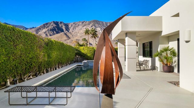 900 Dogwood Circle E, Palm Springs, CA 92264
