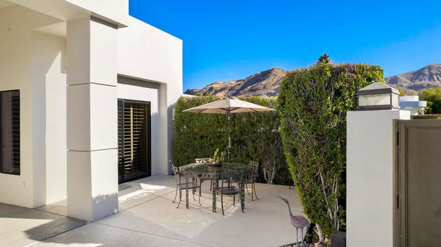 900 Dogwood Circle E, Palm Springs, CA 92264
