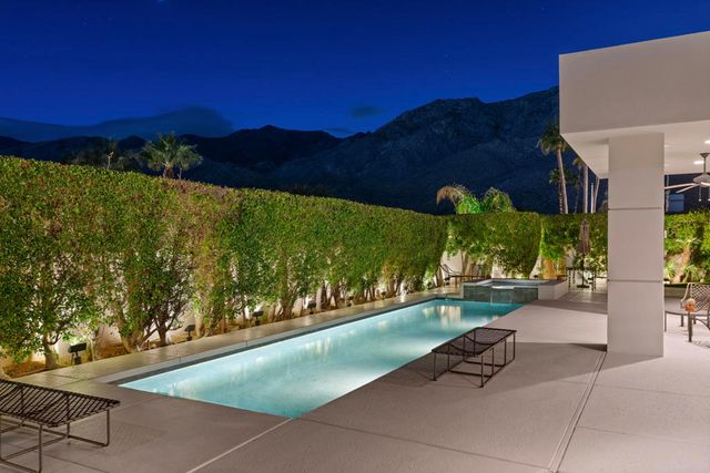 900 Dogwood Circle E, Palm Springs, CA 92264