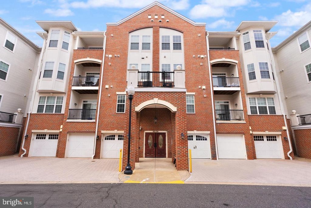 9204 CHARLESTON DR #404, Manassas, VA 20110