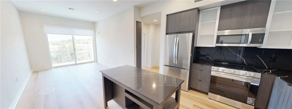 21010 Erwin Street 406, Woodland Hills, CA 91367