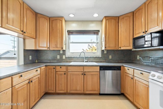 714 Ocean Boulevard, Holly Ridge, NC 28445