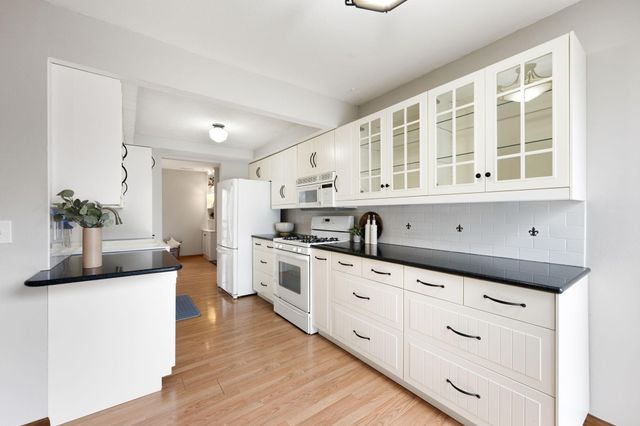 16102 18th Place N, Plymouth, MN 55447