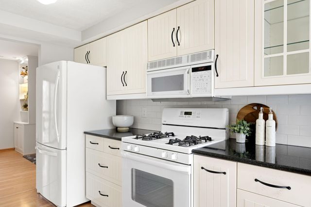 16102 18th Place N, Plymouth, MN 55447