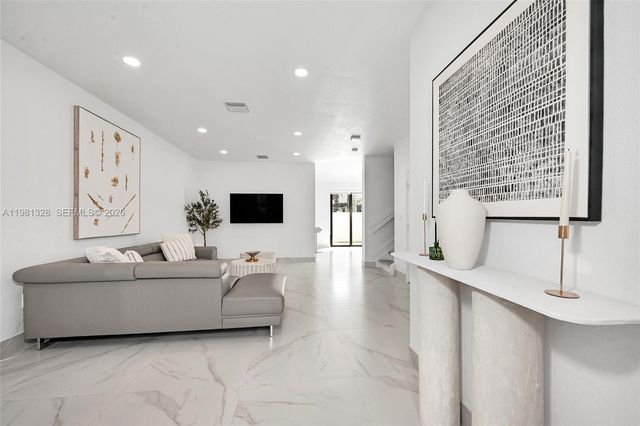 3438 W 104th Ter, Hialeah, FL 33018