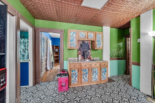 393 Saint James Avenue, Springfield, MA 01109