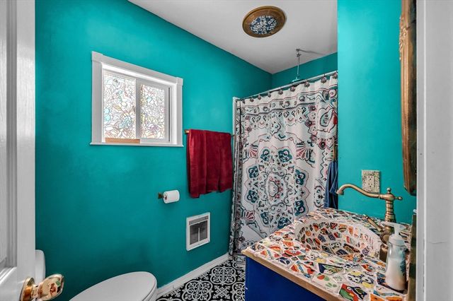 393 Saint James Avenue, Springfield, MA 01109