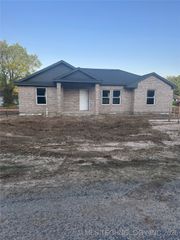 707 Mitchell, Colbert, OK 74733