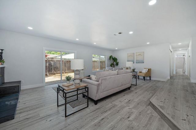 8837 Garden Glen Way, Sacramento, CA 95826
