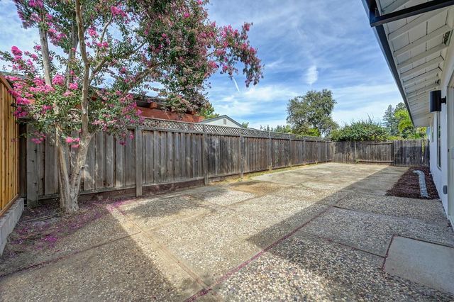 8837 Garden Glen Way, Sacramento, CA 95826