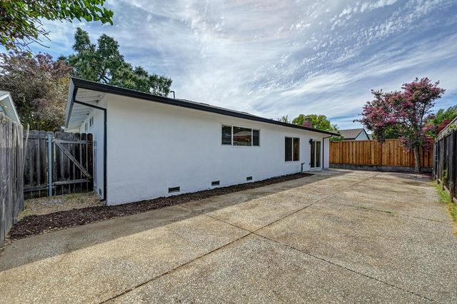 8837 Garden Glen Way, Sacramento, CA 95826