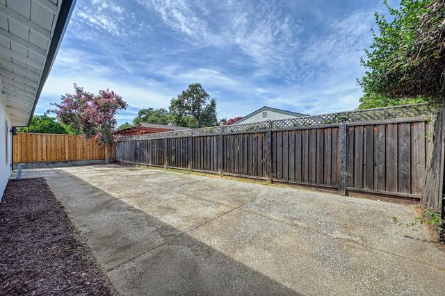 8837 Garden Glen Way, Sacramento, CA 95826