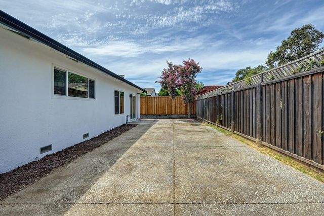 8837 Garden Glen Way, Sacramento, CA 95826