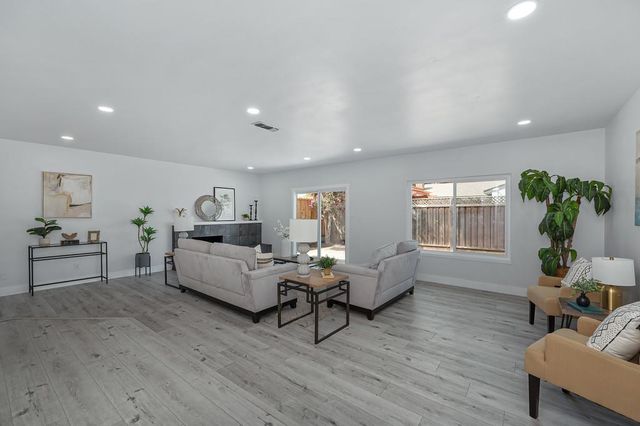 8837 Garden Glen Way, Sacramento, CA 95826