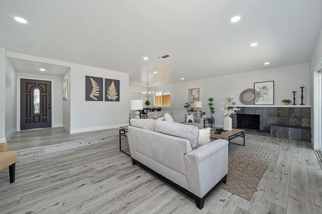 8837 Garden Glen Way, Sacramento, CA 95826