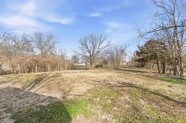 1524 E Selma Ave, Wichita, KS 67216