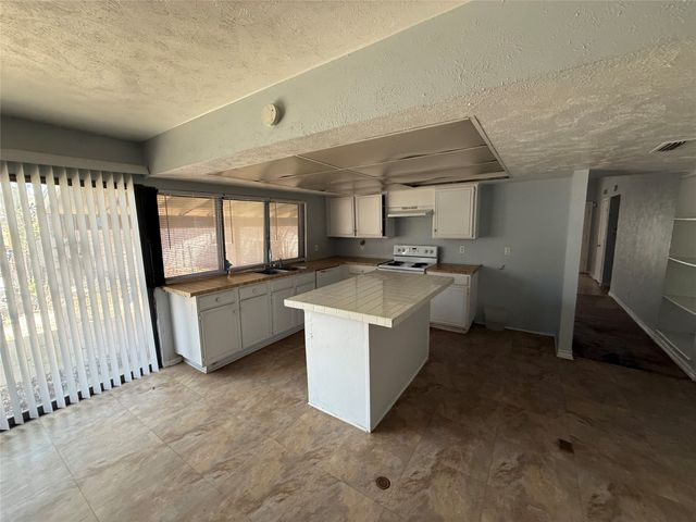 3225 Collins Boulevard, Garland, TX 75044