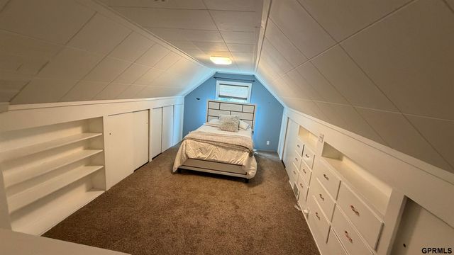 715 S 68th Avenue, Omaha, NE 68106